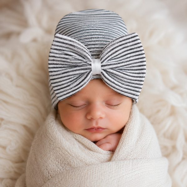 Baby newborn muts zwart wit gestreept