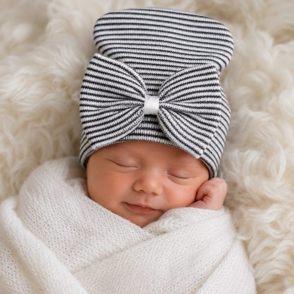 Baby newborn muts zwart wit gestreept