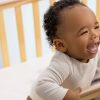 Baby in een babybedje