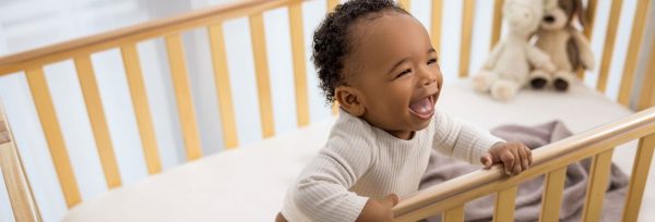 Baby in een babybedje